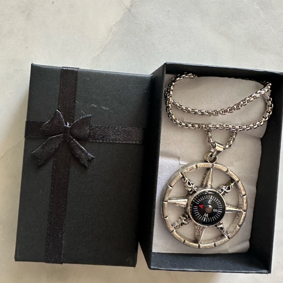 REAL working Compass Pendant Necklace, in GIFT BOX Casual Leisure Fashion - Picture 2 of 16